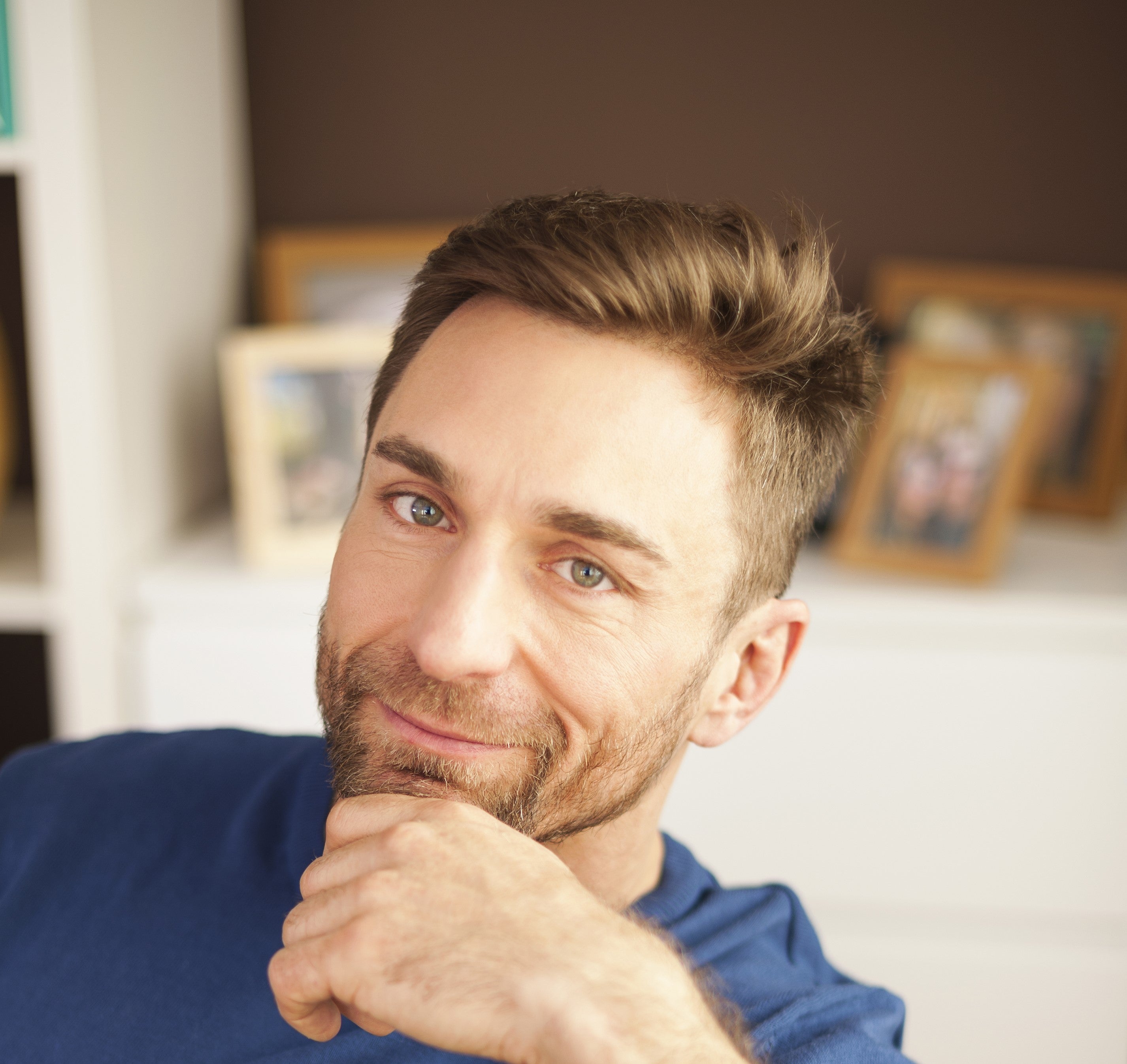 files/portrait-de-bel-homme-assis-sur-un-canape.jpg